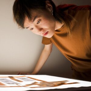 mulher olhando atentamente para graficos