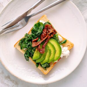 torrada com abacate e tomates secos