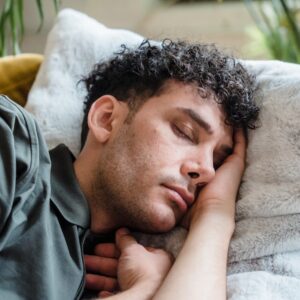 rapaz tirando um cochilo à luz do dia