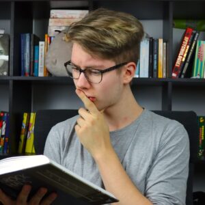 garoto lendo um livro