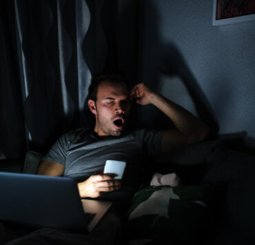 homem bocejando tarde da noite