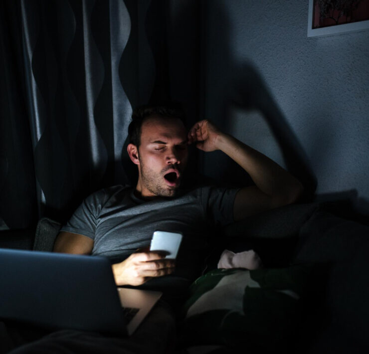 homem bocejando tarde da noite