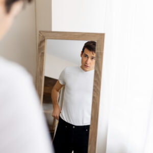 homem se olhando no espelho