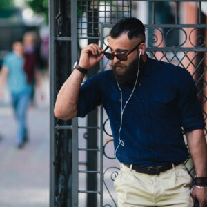 homem com olhar estranho