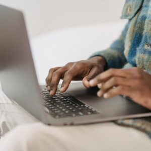 homem digitando em um computador