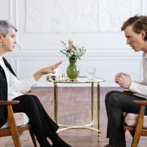 homem e mulher conversando