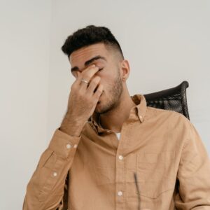 homem esfregando os olhos cansado, cansaço