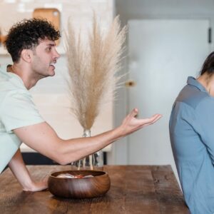 homem discutindo e brigando com uma mulher