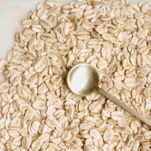 colher de cha sobre flocos de aveia espalhado sem uma mesa