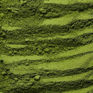 close de chá verde espalhado pela mesa, matcha, chá verde