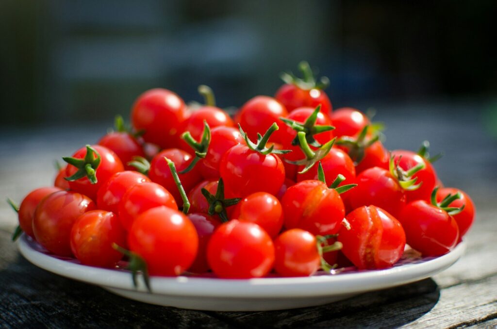 A melhor maneira de cortar tomate cereja