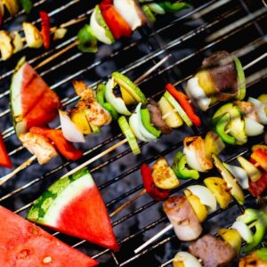 Mudar para uma dieta vegetariana pode reduzir potencialmente sua pegada de carbono baseada em alimentos em...